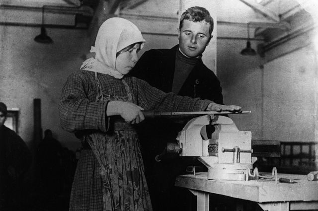 Мастер-наставник обучает сельскую девушку профессии слесаря. 1920-е гг. 