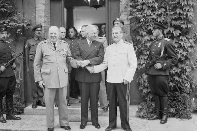 Уинстон Черчилль, Гарри Трумэн и Иосиф Сталин на Потсдамской конференции.