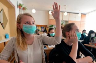 Ученикам рекомендуется носить на занятиях защитные маски.