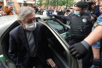 Михаил Ефремов выходит из автомобиля у здания Пресненского суда города Москвы.