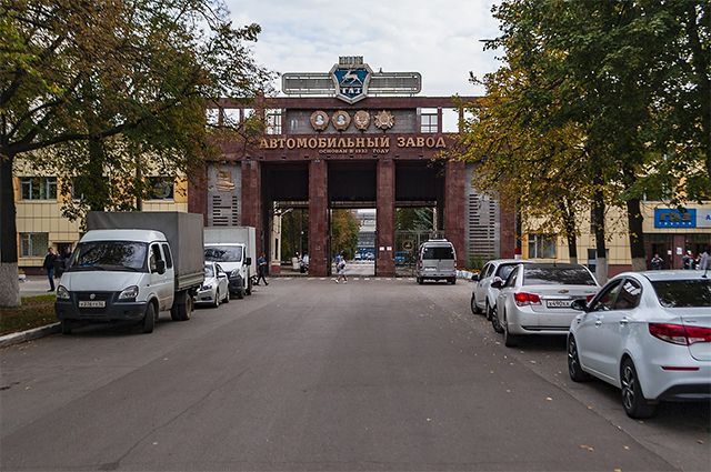 Главная проходная Горьковского автомобильного завода.