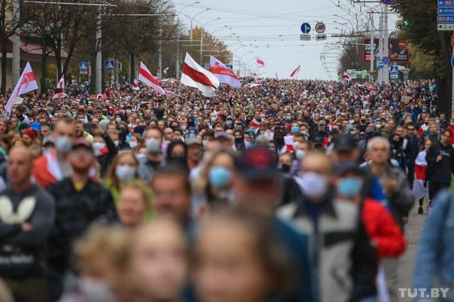 Колонна протестующих на улице Сурганова в Минске. 