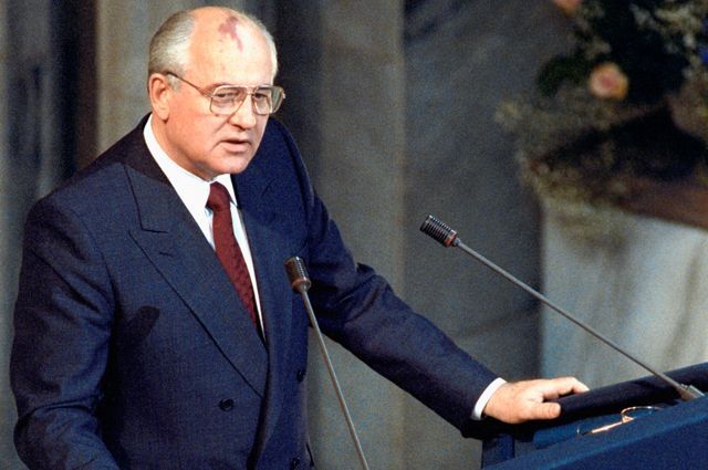 Президент СССР М. С. Горбачёв, лауреат Нобелевской премии мира за 1990 год, выступает с традиционной Нобелевской лекцией в Осло.