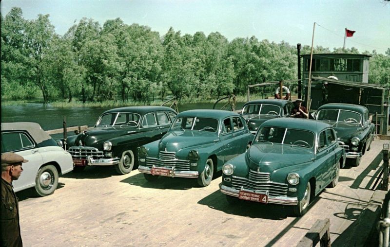 Автомобили ГАЗ и ЗИМ на пароме через реку Кубань, 1951 г. 