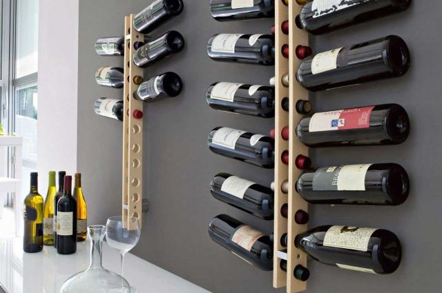 Если пробка у вина натуральная, нужно класть бутылки горизонтально, чтобы пробка не пересыхала. 