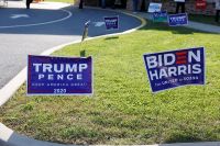 Плакаты предвыборных кампаний Дональда Трампа и Джо Байдена в день выборов в Черривилле, штат Пенсильвания.