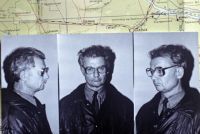 Фотографии Андрея Чикатило, насильника и убийцы, сразу после ареста на фоне карты района поиска.