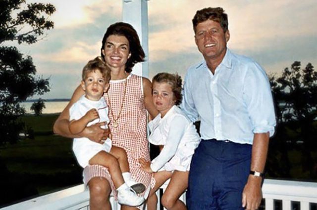 Пусть Кеннеди не был идеальным мужем, зато детей обожал.