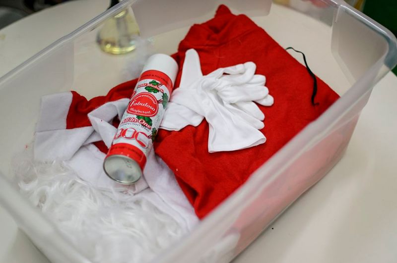 Набор для Деда Мороза: костюм и дезинфицирующий спрей.