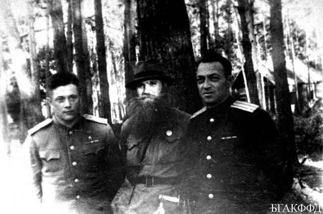 Под руководством Владимира Лобанка (на фото слева) и при его непосредственном участии были разработаны и осуществлены многие боевые операции по разгрому немецко-фашистских гарнизонов, в том числе в Ушачах, Камене, Боровце и Пышне. 