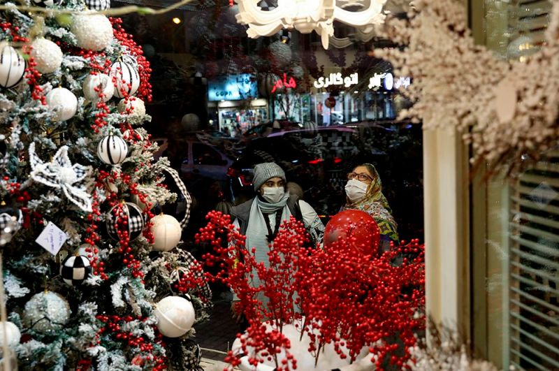 Витрина рождественского магазина в Тегеране, Иран.