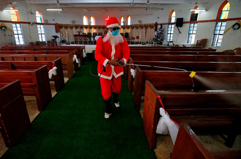 Дезинфекция церкви перед рождественскими праздниками в Ахмедабаде, Индия.