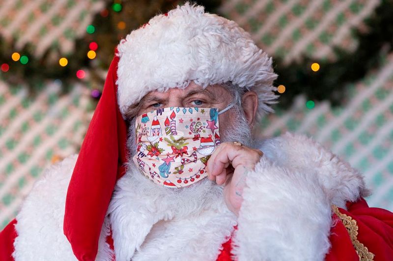 Санта-Клаус в медицинской маске.