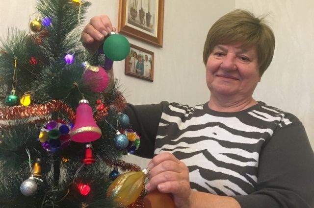 Галина Преснякова из Минска уже несколько лет подряд не изменяет своей традиции и наряжает елку в игрушки из Советского Союза, которым вот уже 40 лет.