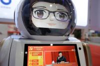 Интеллектуальный робот Чуанзе обслуживает Компартию Китая. На его экране — новости партийной жизни, посвящённые деятельности генсека ЦК Компартии Китая, председателя КНР Си Цзиньпина.
