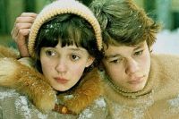Несмотря на 7-летнюю разницу в возрасте, 23-летняя Татьяна Аксюта и 16-летний Никита Михайловский проникновенно сыграли влюбленных школьников.