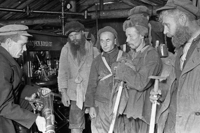 Инженер знакомит старателей с промышленным способом добычи золота на прииске «Лебединый» . Якутская АССР. 1936 г.