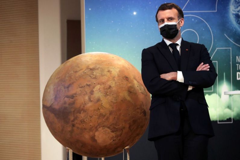 Президент Франции Эммануэль Макрон присутствовал на просмотре посадки марсохода Perseverance на марс во Французском Национальном центре космических исследований (CNES) в Париже.