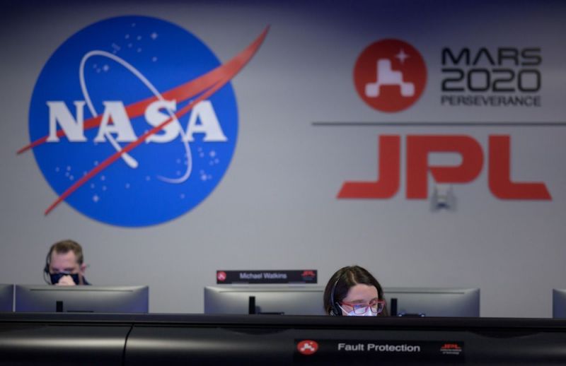 Специалисты NASA наблюдают за миссией ровера.