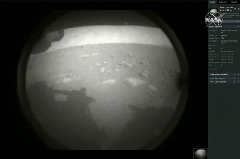 Первая фотография, отправленная марсоходом Perseverance после посадки на Марс.