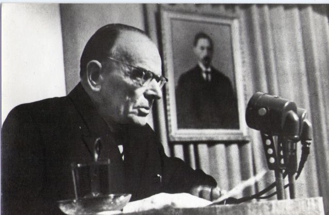 1950-е. Паустовский на трибуне перед микрофоном. Выступление на вечере, посвященном юбилею И. А. Бунина (на стене висит портрет И. А. Бунина).