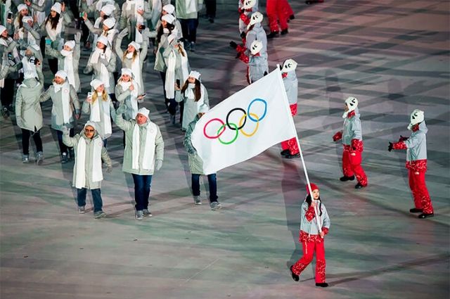 На нейтральном флаге изображены олимпийские кольца.