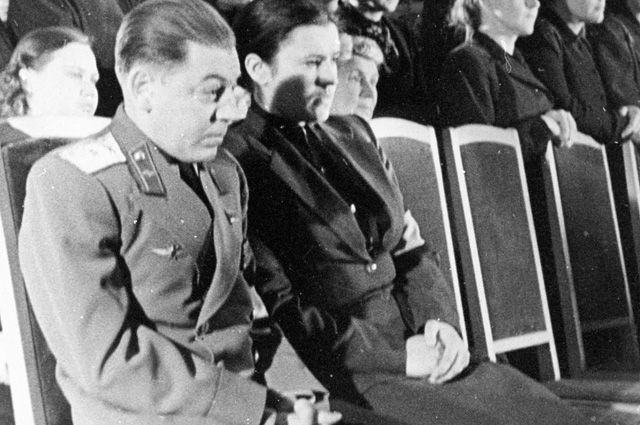 Сын Иосифа Сталина Василий с супругой Екатериной Тимошенко на церемонии прощания с И. В. Сталиным.