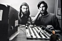 Стив Джобс и Стив Возняк на заре Apple в 1976 году.