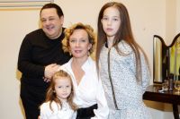 Игорь Саруханов с супругой и дочерьми.