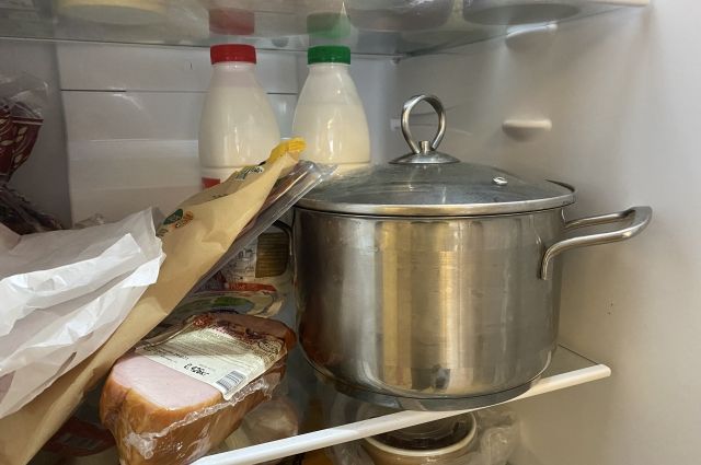 Не «забивайте» холодильник, в нем должно оставаться свободное пространство. И никаких кастрюль с горячим супом!