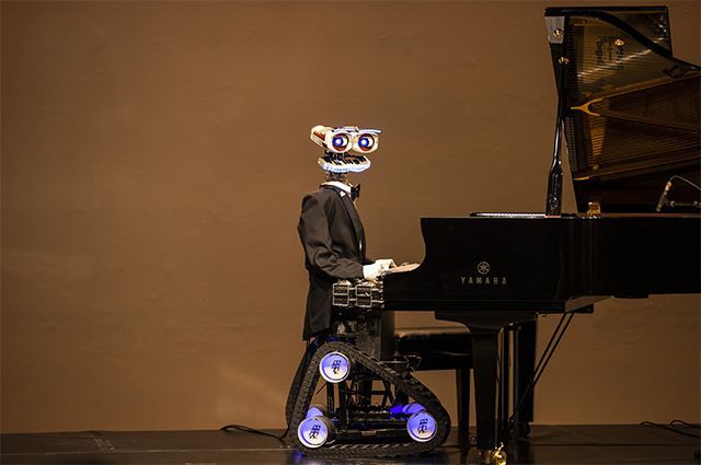 Мацуев будущего уже создан. Это робот-виртуоз Teotronico, собранный в Италии. Он играет на любом клавишном инструменте любую по сложности композицию лучше человека, потому что у него больше пальцев и мощный процессор. И зачем тогда нужны живые музыканты?