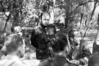 Константин Квашнин (в центре кадра) на совещании в Ставке Броз Тито. Югославия, февраль 1944 г.