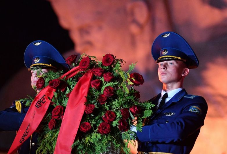 Военнослужащие роты почетного караула возлагают цветы во время мероприятий, посвященных 80-летию началу Великой Отечественной Войны.