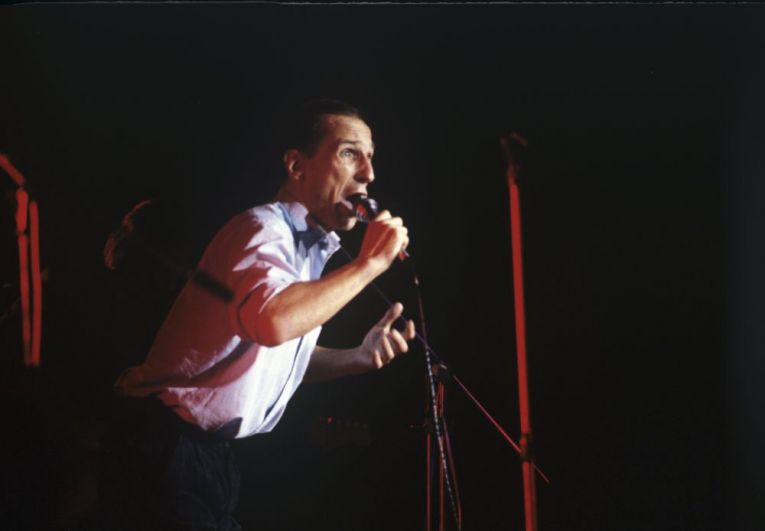 Петр Мамонов во время выступления на концерте в составе группе «Звуки Му», 1989 год