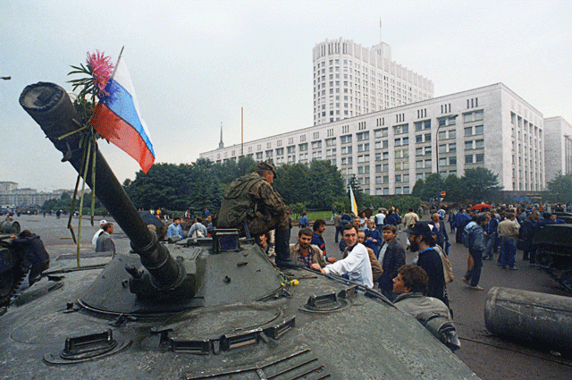 Защитники «Белого дома» прикрепили цветы к орудийному стволу одного из танков, введеных в Москву 19 августа 1991 года в связи с объявлением членами ГКЧП чрезвычайного положения.