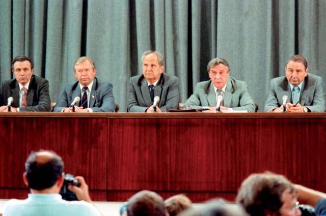 Александр Тизяков, Василий Стародубцев, Борис Пуго, Геннадий Янаев, Олег Бакланов (слева направо),пресс-конференция ГКЧП в МИД СССР, 19 августа 1991 года.