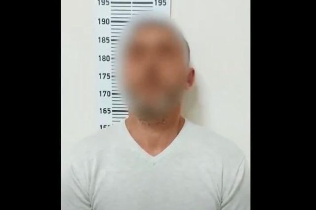 Кадр из видео допроса предполагаемого убийцы 8 летней школьницы в Тюмени.