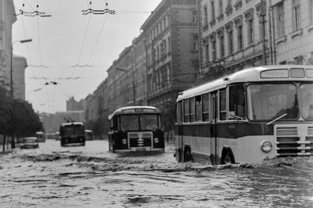 Аномальные климатические явления случались и раньше. На фото: столица СССР Москва превратилась в Венецию после сильнейшего ливня в июне 1965 г.