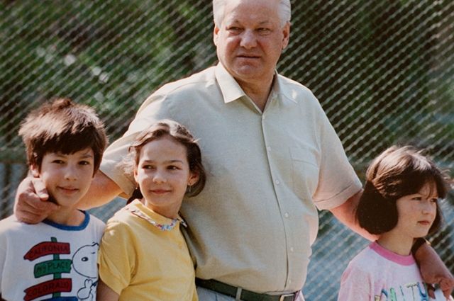 Борис Ельцин с внуками в резиденции в Завидово, 1992 год