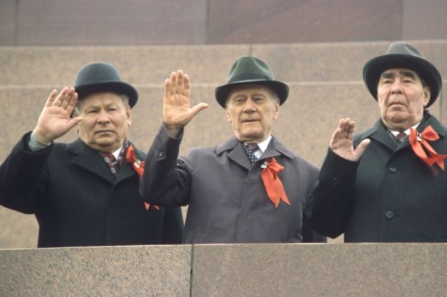 На трибуне мавзолея Ульянова (Ленина) (слева направо): Константин Черненко, Николай Тихонов, Леонид Брежнев.