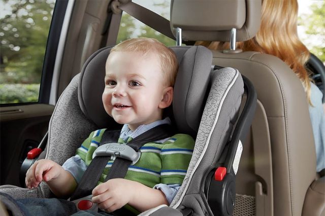 До какого возраста дети обязаны ездить в машине в специальном кресле?