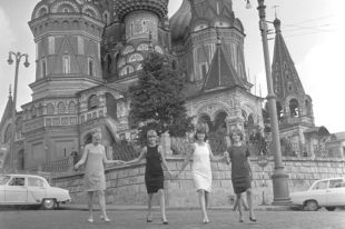 Манекенщицы Общесоюзного дома моделей одежды (ОДМО) демонстрируют платья из новой коллекции Лето-1966 на Красной площади в Москве. На втором плане - храм Василия Блаженного (Собор Покрова Пресвятой Богородицы).