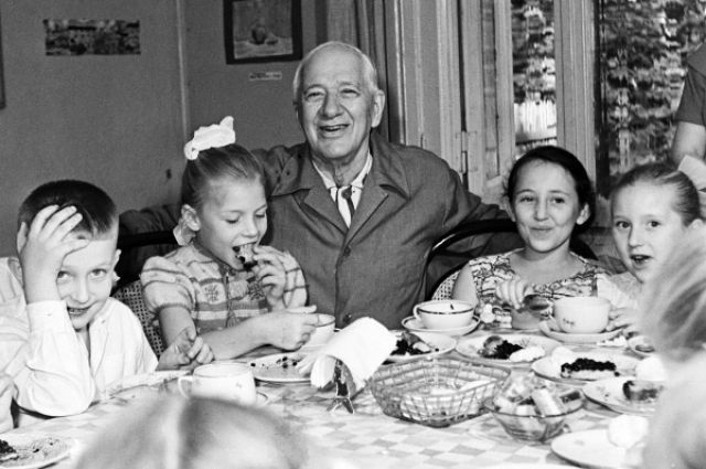 Чуковский неслучайно стал «всесоюзным воспитателем» - никто не умел общаться с детьми так, как он: без сюсюканья и нравоучений.