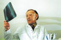 Советский хирург Федор Углов стал самым пожилым практикующим хирургом в мире.