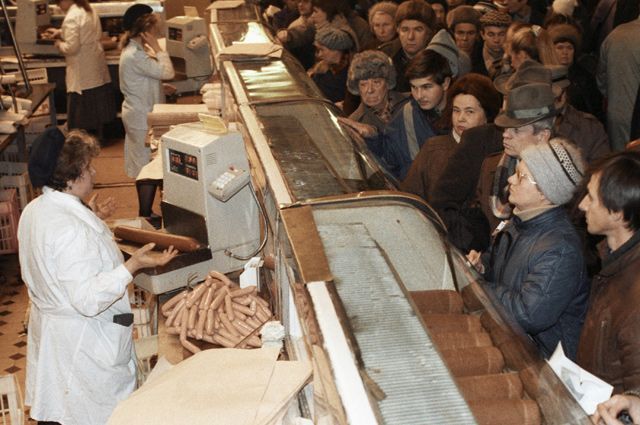 Люди стоят в очереди за мясными продуктами во время тотального дефицита товаров в СССР в начале девяностых годов.