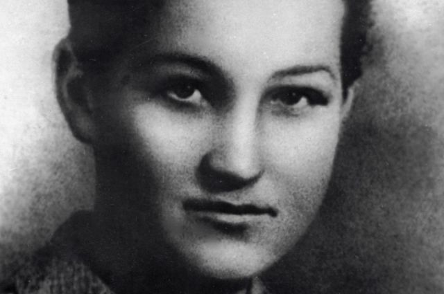 Зоя Космодемьянская (1923-1941), партизанка, героиня Великой Отечественной войны. Казнена немцами 29 ноября 1941 года. Довоенная фотография.
