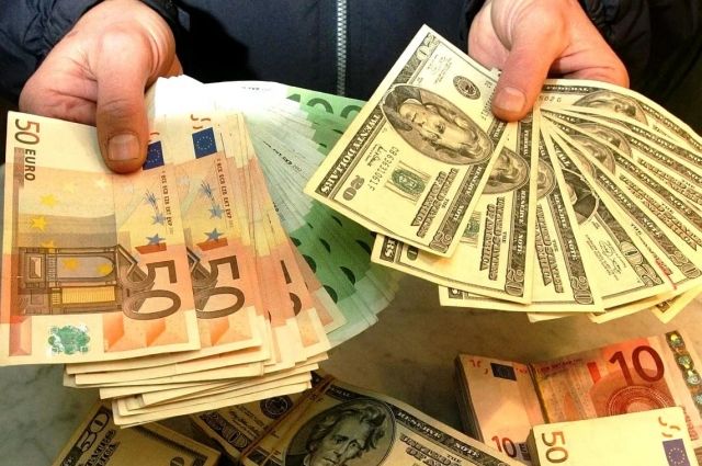 Физлица в Беларуси 5 месяцев подряд продают валюты больше, чем покупают