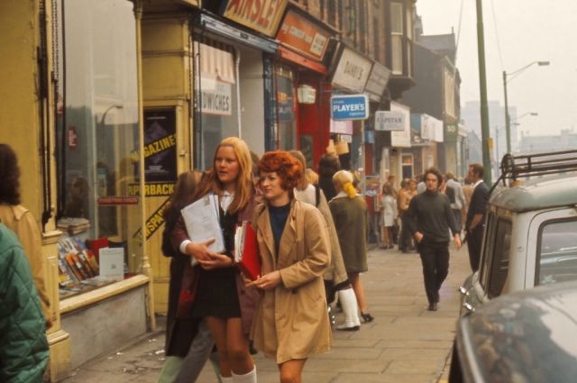 Бриггейт — одна из главных пешеходных торговых улиц в центре Лидса, Англия, 70-е.