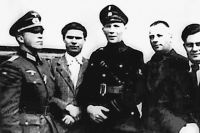 Кузнецов (крайний слева) с немцами в оккупированном Ровно, 1942 г.