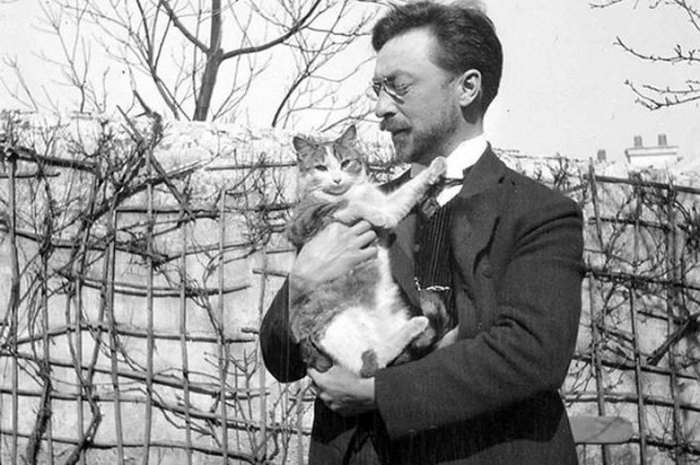 Кандинский и его кот Васька. Примерно 1910-е гг.